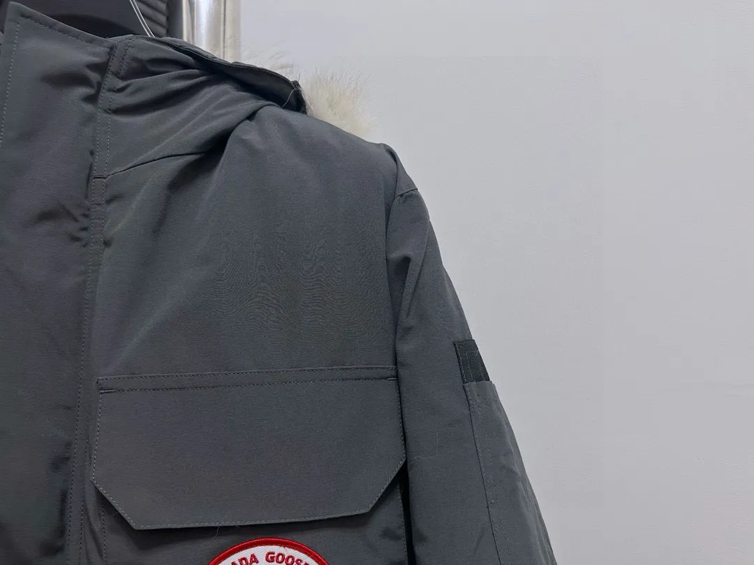 P780 Top Purchasing Version (Wolf Hair Optional) 🇨🇦CANADA GOOES 24 new models 08 models/couple models Factory direct supply: supplying global purchasing agents, micro-business, entities, Tmall, high-end stalls and studio cooperation, free shipping! Canada Goose Expedition Parka 2008 is the same style for men and women. It is mid-length and the most timeless classic. All Arctic and Antarctic scientific expedition teams choose Canada Goose as their cold-proof equipment. It is the Rolls-Royce of down jackets. ➖ Industry-leading anti-counterfeiting chip sensing. ➖ Imported Behringer embroidery machines and customized embroidery labels, the highest level and industry leading. ➖ Imported Korean 21-count polyester-cotton blended original fabric, TC85 waterproof coated fabric, water-repellent, windproof and wear-resistant. ➖ The new national standard 80 white duck down is filled with an average of 520 grams of down. The amount of down filled is industry-leading. ➖ 100% nylon lining with double double-layer sealing design to prevent velvet running, and seamless thread design on the cuffs! ➖ Western Canadian Green Wolf Collar. ➖ Yoshida YKK provides original factory-customized electroplated sliders. YKK two-way lockable zippers are tight and smooth and do not peel off paint. ➖ 3M composite Velcro is durable and the accessories and hardware are all custom-made. Note: Our copywriting is only simple and clear. Instead of bragging about the copywriting, it is better to compare and understand with samples. Only for the purest goose, the most dedicated, the most professional, the highest quality, the highest cost performance!  Size:XS-XXL